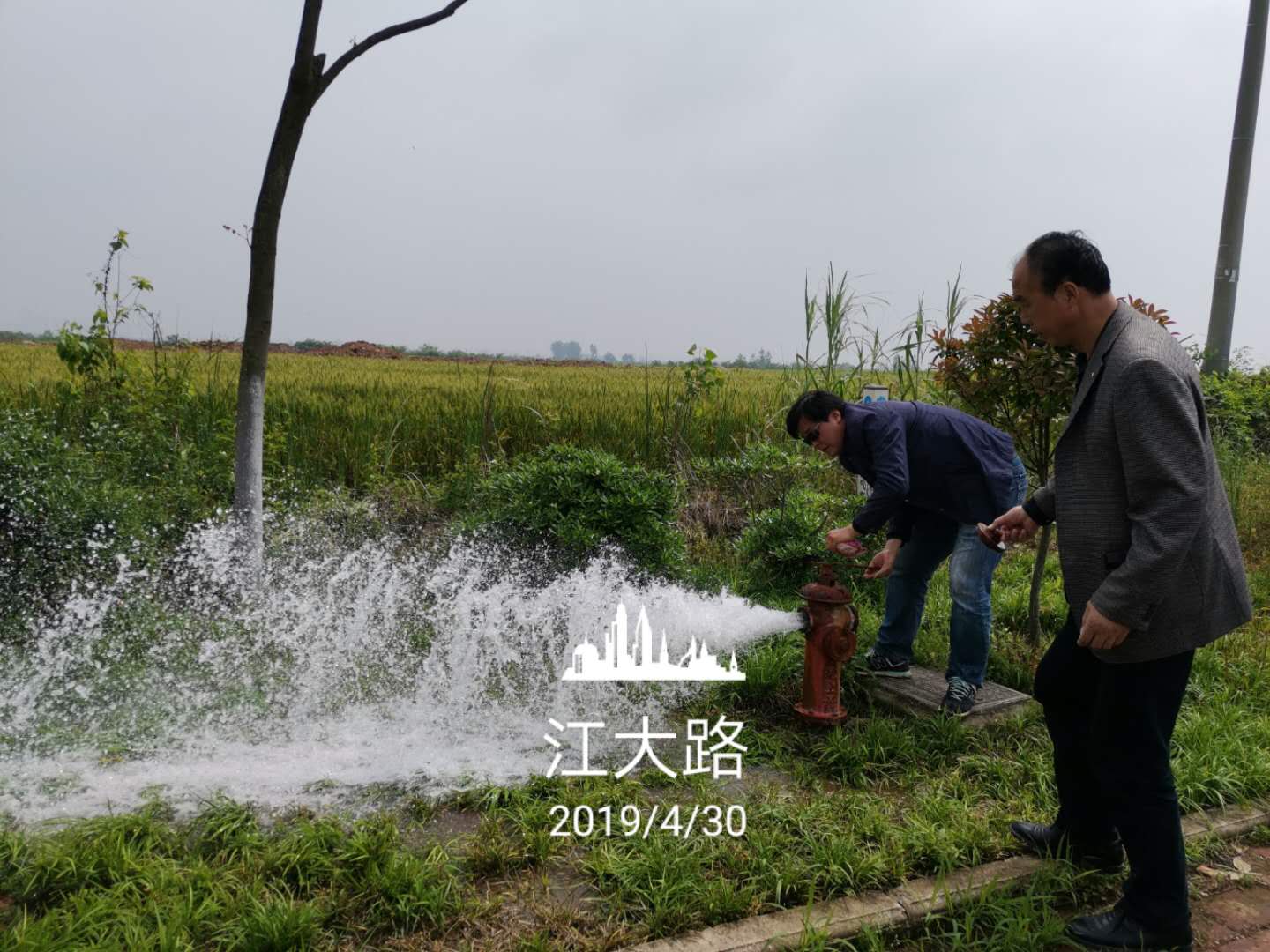 2019年5月10日武漢經(jīng)濟(jì)技術(shù)開發(fā)區(qū)(漢南區(qū))水務(wù)局相關(guān)領(lǐng)導(dǎo)對通用機(jī)場外部供水設(shè)施進(jìn)行檢查